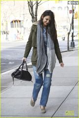 组图：前阿汤嫂穿补丁牛仔裤出街潮范儿十足
