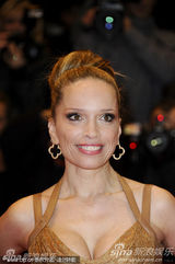 高清：《仰天长啸》首映 导演维多利亚被面具男抱起