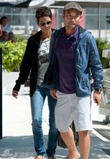 组图：哈里-贝瑞潮装打扮与朋友外出吃午饭