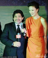 幻灯图：马拉多纳出席慈善晚宴 拥抱女宾被球砸要害