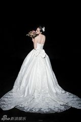 组图：米露蕾丝婚纱写真曝光唯美浪漫