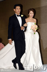 组图：韩星白智英郑锡元甜蜜完婚 姐弟恋修正果