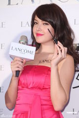 组图：许玮宁粉红装扮出席代言 被指发胖感委屈