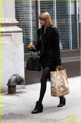 组图：斯威夫特黑丝秀美腿 妆容精致遭路人忽略