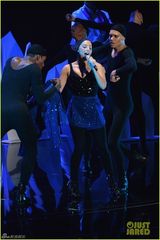 组图：LadyGaGa快速变装 方块头贝壳装露臀抢镜