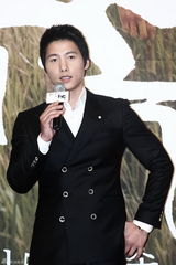 高清图：韩星金来沅秀爱新剧《千日的约定》记者会