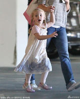 组图:艾米-亚当斯接女下课 小萝莉麻花辫似公主