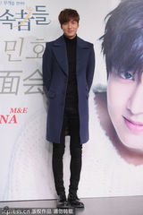 组图：李敏镐帅气风衣亮相 台上嘟嘴吐舌卖萌