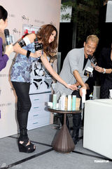 高清组图：周秀娜亮相内衣秀 长裤加内衣风格独特