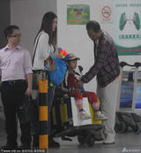 组图：王志文一家度假归来 娇妻曝光身家上亿