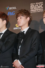 高清图：GD条纹装出席mama记者会 EXO正装帅气