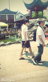 组图：古川雄辉低调现身上海七宝老街显亲民