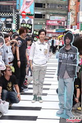 组图：严爵健身登高冒冷汗自嘲怕死