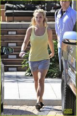 组图：布兰妮夏日穿大棉靴 露壮硕象腿