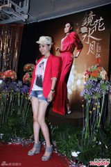 组图：江蕙演唱会造型似黄金圣衣 舞台绚丽迷幻