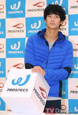 组图：韩星金秀贤开签名会为粉丝搭配服装