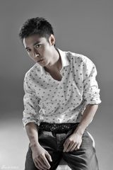 组图：张丹峰魅力型男写真 展现完身性感身材