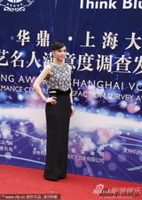 组图：阿娇(钟欣桐)镶钻裙装亮相华鼎红毯