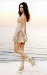 幻灯图集：黛米-摩尔新写真 打造真人芭比娃娃