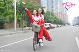 组图：《爱情面前谁怕谁》霍思燕穿校服踏单车