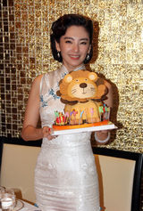 组图：张雨绮庆生办旗袍派对 王全安送香吻