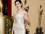 高清组图：安妮-海瑟薇低胸礼裙亮相清丽动人