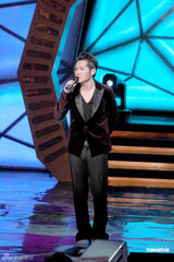 高清图：棒棒堂曹格等录制节目 劲歌热舞场面火爆