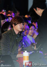 组图：孔贤珠李钟硕参加首尔时尚周高泰龙展