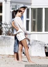 组图：比伯打破分手谣言 与女友沙滩散步缠绵拥吻