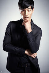 组图：张亮张悦轩父子拍摄时尚大片 酷帅有型