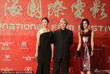 组图：上海电影节红毯 徐克施南生携手亮相