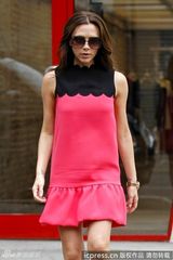 组图：贝嫂为时装周奔忙 桃红礼服配超高跟掀甜美风