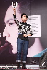 组图：林宥嘉新碟签唱 歌迷顶高温力挺