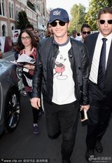 组图：詹姆斯-弗兰克黑超现身 微笑为粉丝签名