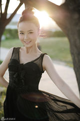 组图：葛晓凤黑天鹅梦幻写真 气质清灵明艳动人
