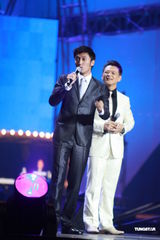 组图：谢霆锋出席电影版《下一个奇迹》首映