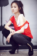 组图：姚笛全新写真演绎红与黑 可爱淑女玩味今夏