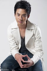 组图：赵文浩拍白衣写真 帅气与个性并存