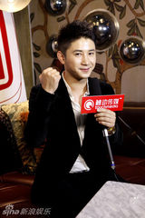 组图：张浩天亮相ELLE盛典 化身酷雅绅士