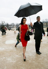 组图：霍思燕红裙妖艳压轴巴黎时装