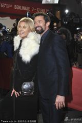 组图：《悲惨世界》首映 海瑟薇秀腿阿曼达露背