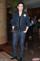 组图：李玟爆乳翘臀性感亮相 刘嘉玲气场强