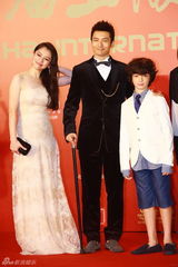 组图：黄晓明拄拐亮相红毯 徐若瑄秀香肩