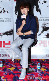 组图：MBLAQ李准现身捧场美国影片《乌鸦》