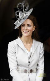 组图：威廉王子着传统服装帅气亮相 凯特伴婆婆甜笑