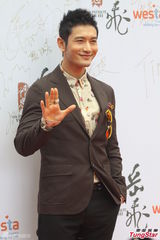 组图：黄晓明帅气走红毯 张馨予黄西装亮眼