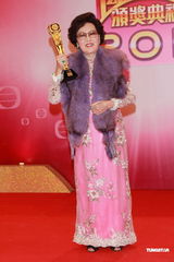 组图：李香琴获颁万千光辉演艺人大奖