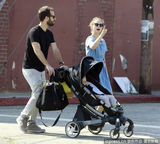 组图：娜塔丽-波特曼咬指甲扮萌 老公逗乐儿子