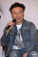 组图：陈奕迅巡演开庆功宴 否认婚变称家庭幸福