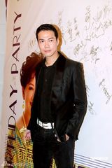 幻灯图：众星为薛家燕庆60大寿 谢天华避谈陈志云